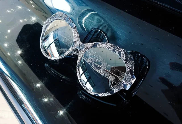 Limitowana przeciwsłoneczna  Dolce&Gabbana z delikatnym pół-lustrem to nasz wybór na dzisiejszy dzień 😎🖤💎
Jeszcze dostępna w naszym salonie! 🕶️
#dolcegabbana #koronka #piano #eyewear #eyeglasses #sunglasses #okulary #okularyprzeciwsloneczne #edycjalimitowana #luksus #luxury #limitededition #luxottica #lace #optyk #optykwarszawa #moda #warszawa