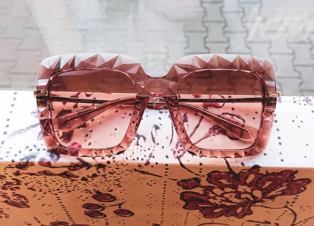 Która z dam skusi się na ulubiony model Magdy Gessler? 💎💎💎😎
#dolcegabbana #okulary #okularyprzeciwsloneczne #sunglasses #diamonds #unique #blinkblink #rose #pink #pinkglasses #optyk #optykwarszawa #citycentre #Warsaw #warszawa #warsawgirl #blogerkamodowa #outfit