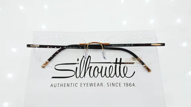 Dla fanów klasycznych patentów proponujemy pozłacane oprawki marki Silhouette 👓👨‍💼 Ten i wiele innych modeli dostępny w naszym salonie na Marszałkowskiej 😉
#optyk #optykwarszawa #silhouette #silhouettes #oprawki #zloto #goldplated #luxury #luksus #okulary #okularykorekcyjne #bussinesman #warszawa #warsawboy #photooftheday #instadaily